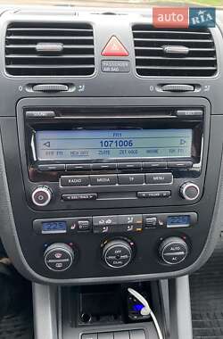 Седан Volkswagen Jetta 2008 в  фото 12 Седан Volkswagen Jetta 2008 в
