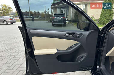 Седан Volkswagen Jetta 2013 в 