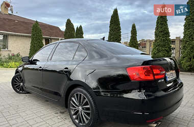 Седан Volkswagen Jetta 2013 в 