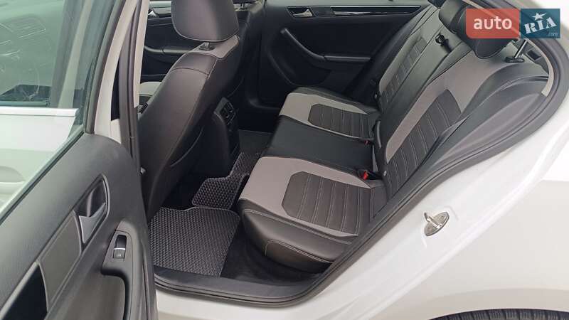 Седан Volkswagen Jetta 2016 в Киеве