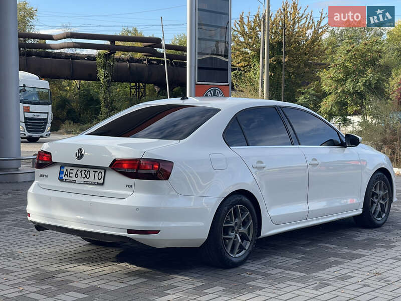 Седан Volkswagen Jetta 2016 в Днепре