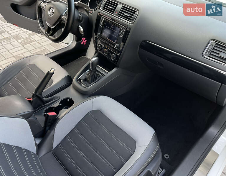 Седан Volkswagen Jetta 2016 в Днепре