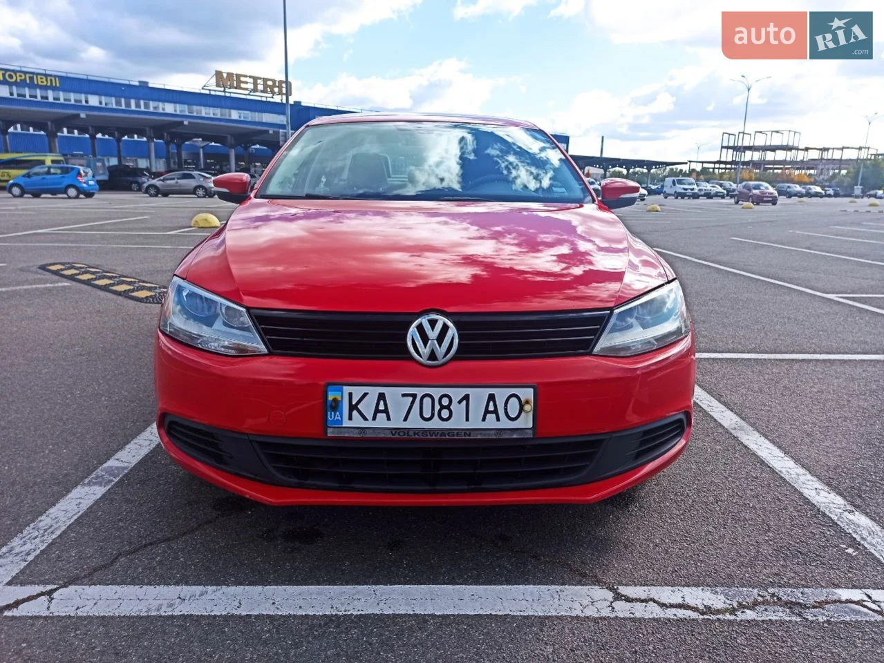 Купив Volkswagen Jetta 2014 року, 1.8 TSI
  Пробіг: 263 000 км
  Колір: червоний
  Власник: один після пригонщика
  Куплена у 2020 році

Автомобіль у повністю справному стані, щодня їздить на роботу. Ніяких технічних проблем немає — доглянуте, перевірене авто.
Продаю через потребу в більшому авто.

Що зроблено:

2020 рік — замінено лобове скло

2020 рік — замінено ліве дзеркало на европейське

2020 рік — замінено кульову опору

2020 рік — замінено бачок омивайки

240 тис. км — замінено лівий зовнішній ШРУС

250 тис. км — замінено приводний ремінь

250 тис. км — замінено прижимний ролик приводного ремня

260 тис. км — замінено ланцюг ГРМ

260 тис. км — замінено КВКГ (клапан вентиляції картера)

Заміна оливи кожні 7-8 тис. км

Дитячі автокрісла завжди монтувались через прокладку, то ж ззаду крісла як з заводу (на фото видно).

Лакофарбове покриття — в нормальному робочому стані, з природними слідами експлуатації.

Машина надійна, щоденно використовується.