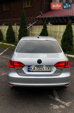 Седан Volkswagen Jetta 2012 в 