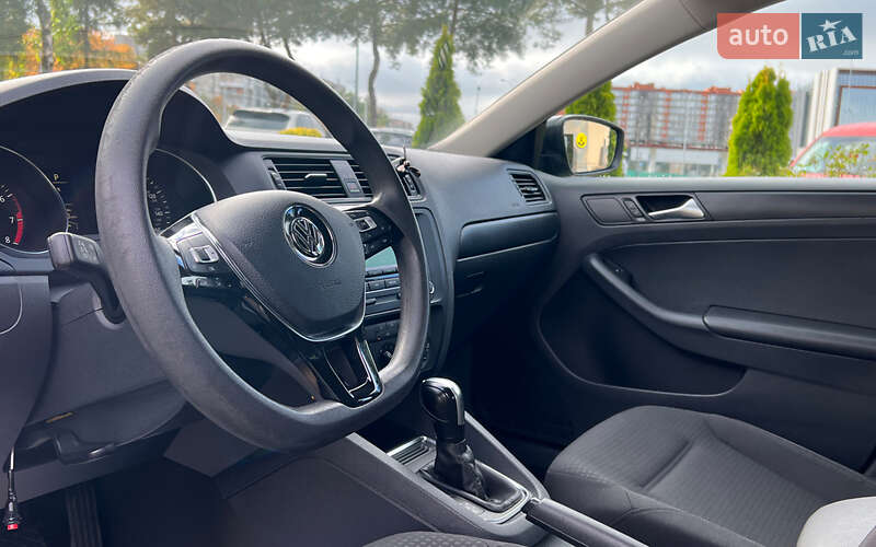 Седан Volkswagen Jetta 2015 в Львове