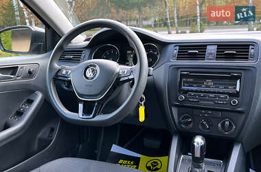 Седан Volkswagen Jetta 2015 в 