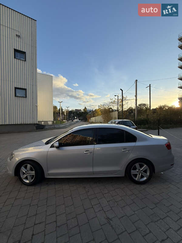 Седан Volkswagen Jetta 2012 в Львове
