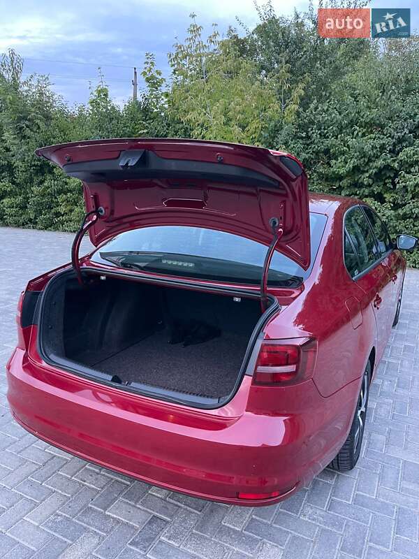 Седан Volkswagen Jetta 2015 в Немирові