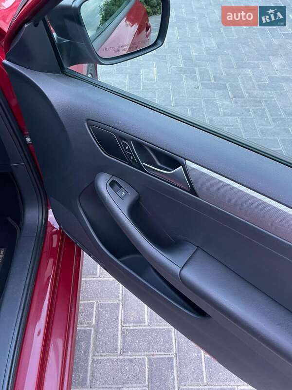 Седан Volkswagen Jetta 2015 в Немирові