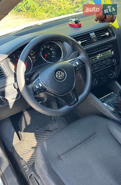 Седан Volkswagen Jetta 2015 в 