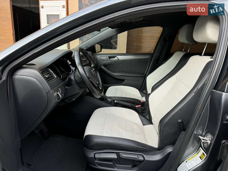 Седан Volkswagen Jetta 2016 в Ужгороде