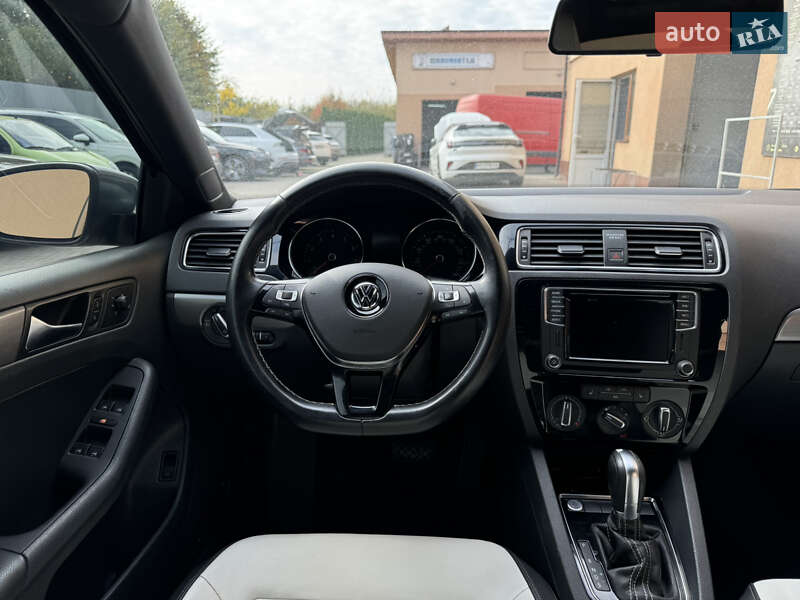 Седан Volkswagen Jetta 2016 в Ужгороде