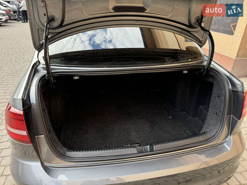 Седан Volkswagen Jetta 2016 в Ужгороде