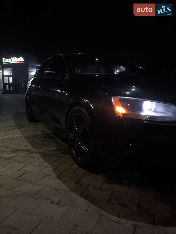 Седан Volkswagen Jetta 2011 в Черновцах
