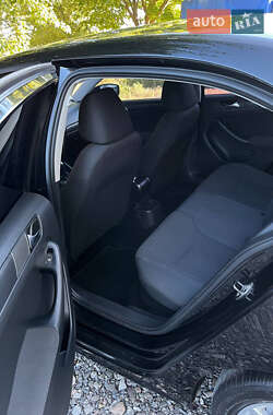 Седан Volkswagen Jetta 2011 в 