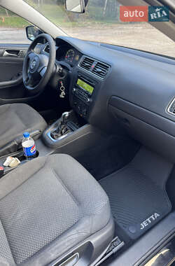 Седан Volkswagen Jetta 2013 в 