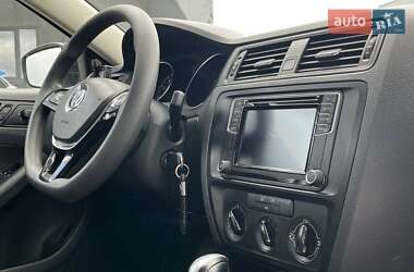 Седан Volkswagen Jetta 2016 в 