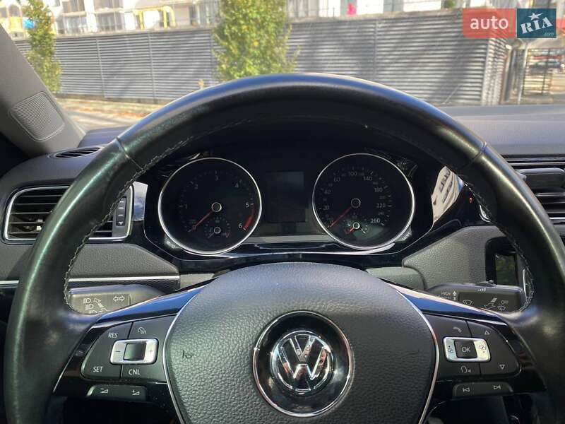 Седан Volkswagen Jetta 2015 в Львове