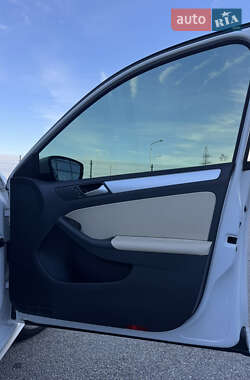 Седан Volkswagen Jetta 2013 в  фото 25 Седан Volkswagen Jetta 2013 в