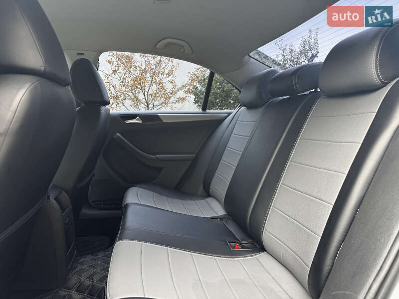 Седан Volkswagen Jetta 2016 в Києві
