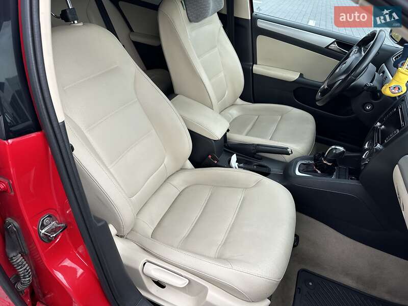 Седан Volkswagen Jetta 2011 в Львове