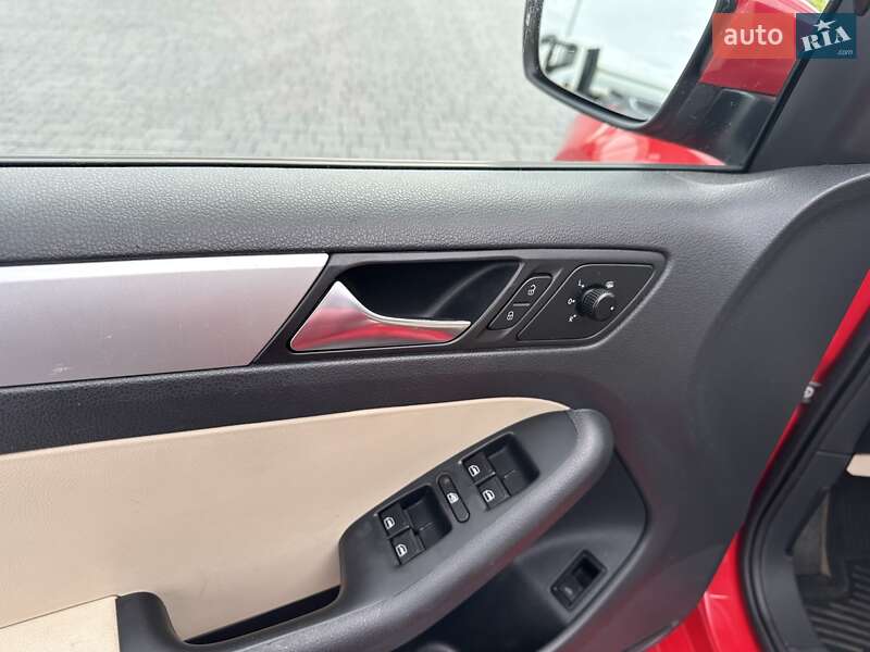 Седан Volkswagen Jetta 2011 в Львове