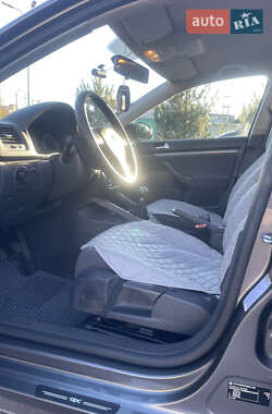 Седан Volkswagen Jetta 2005 в  фото 10 Седан Volkswagen Jetta 2005 в