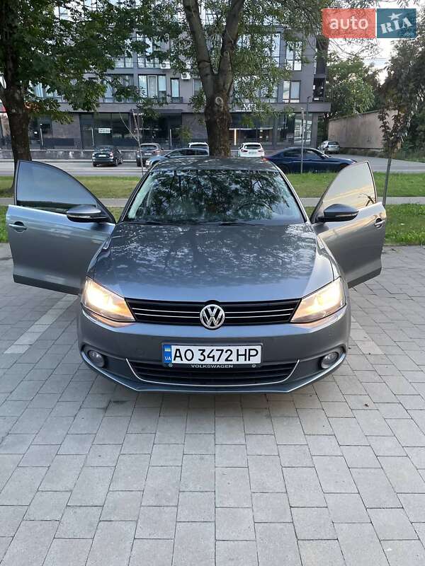 Седан Volkswagen Jetta 2012 в Ужгороде