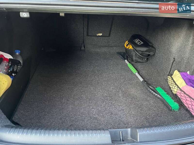 Седан Volkswagen Jetta 2012 в Ужгороде