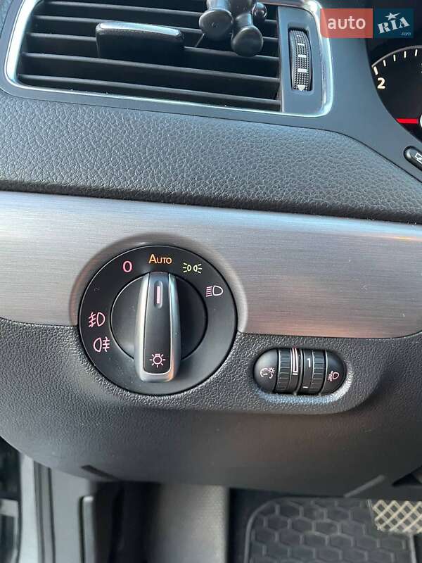 Седан Volkswagen Jetta 2012 в Ужгороде