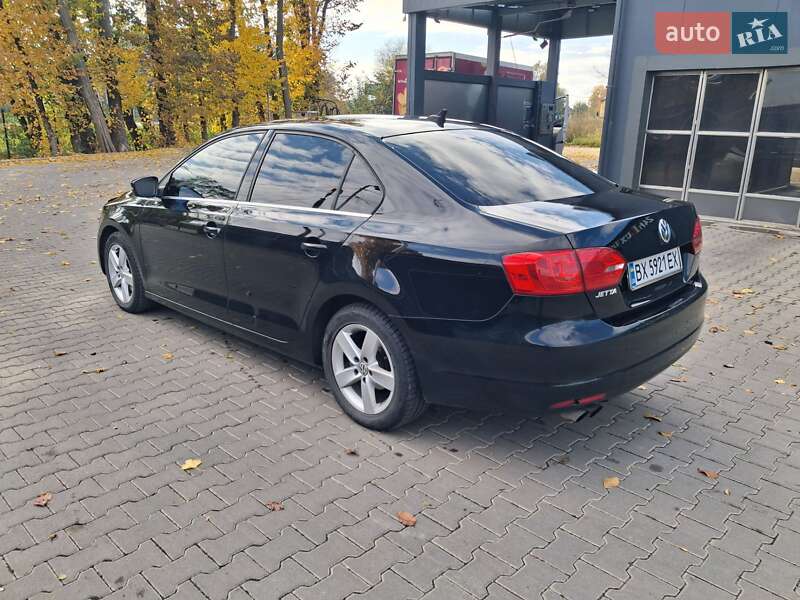 Седан Volkswagen Jetta 2013 в Львові
