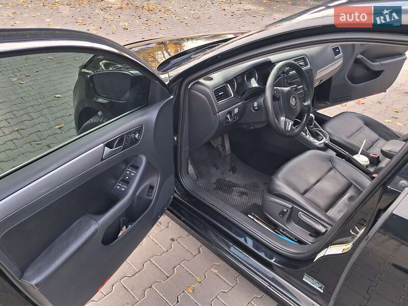Седан Volkswagen Jetta 2013 в Львові