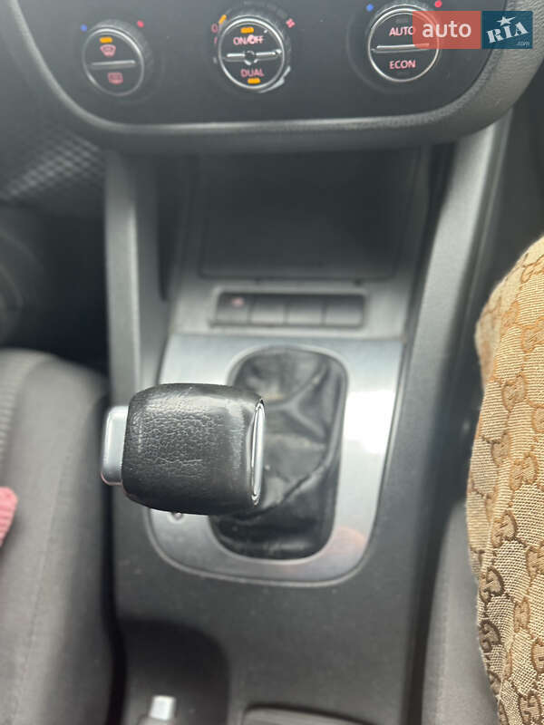 Седан Volkswagen Jetta 2006 в Надворной