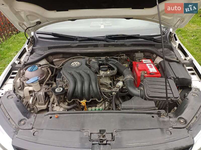 Седан Volkswagen Jetta 2012 в Ромнах