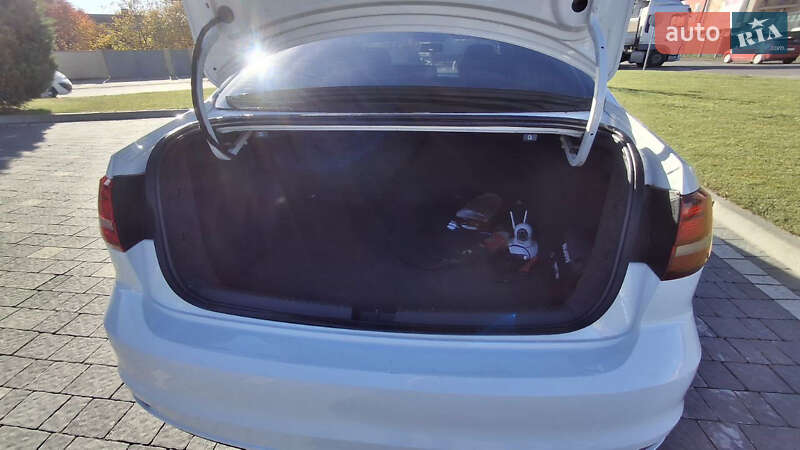 Седан Volkswagen Jetta 2016 в Ужгороде