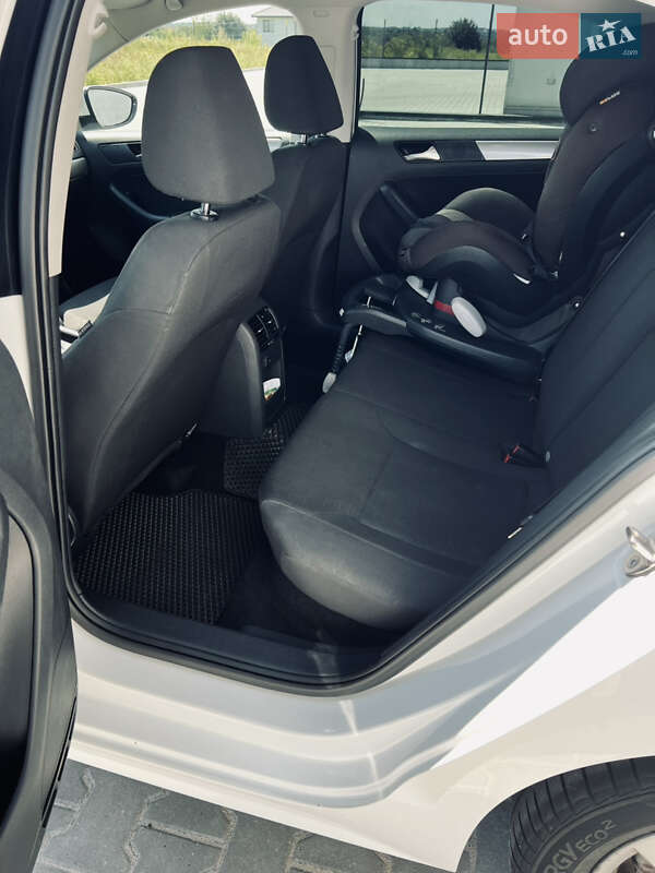 Седан Volkswagen Jetta 2016 в Львове