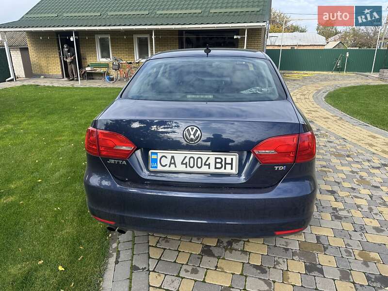 Седан Volkswagen Jetta 2013 в Чорнобаї