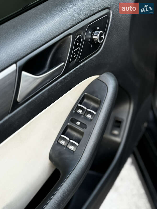 Седан Volkswagen Jetta 2012 в Запоріжжі