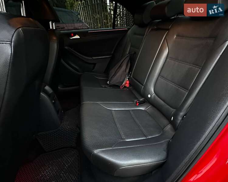 Седан Volkswagen Jetta 2012 в Харкові