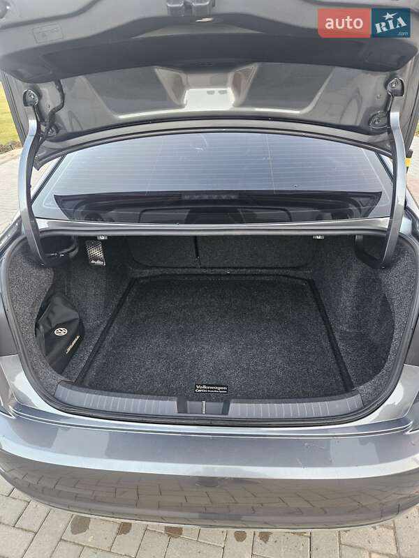 Седан Volkswagen Jetta 2018 в Львове