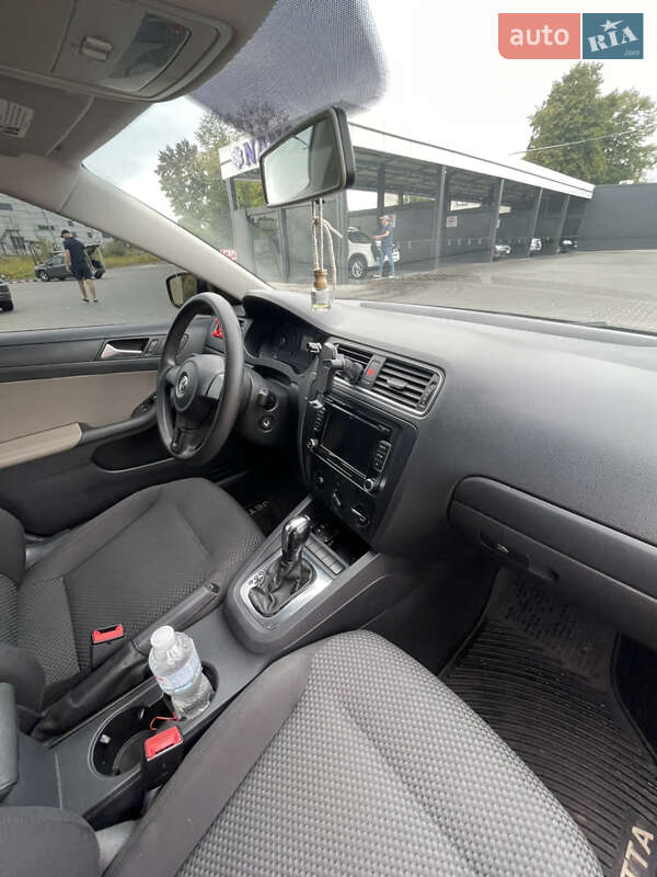 Седан Volkswagen Jetta 2012 в Львове