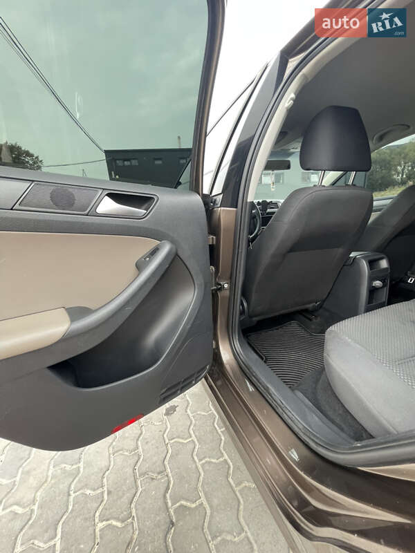 Седан Volkswagen Jetta 2012 в Львове