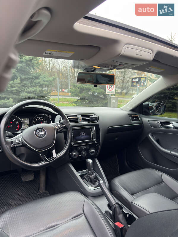 Седан Volkswagen Jetta 2015 в Львове