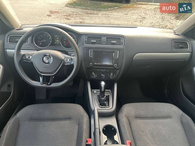 Седан Volkswagen Jetta 2016 в Львові