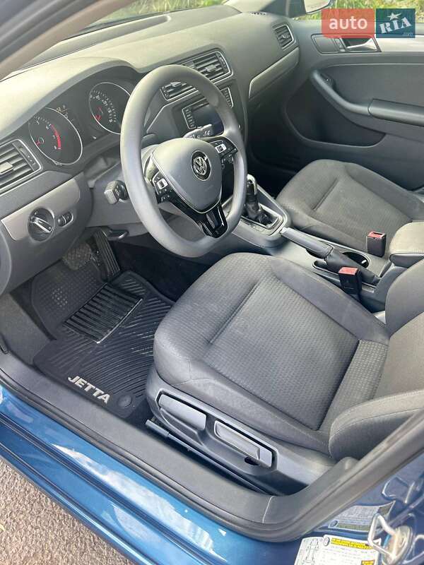 Седан Volkswagen Jetta 2016 в Львові