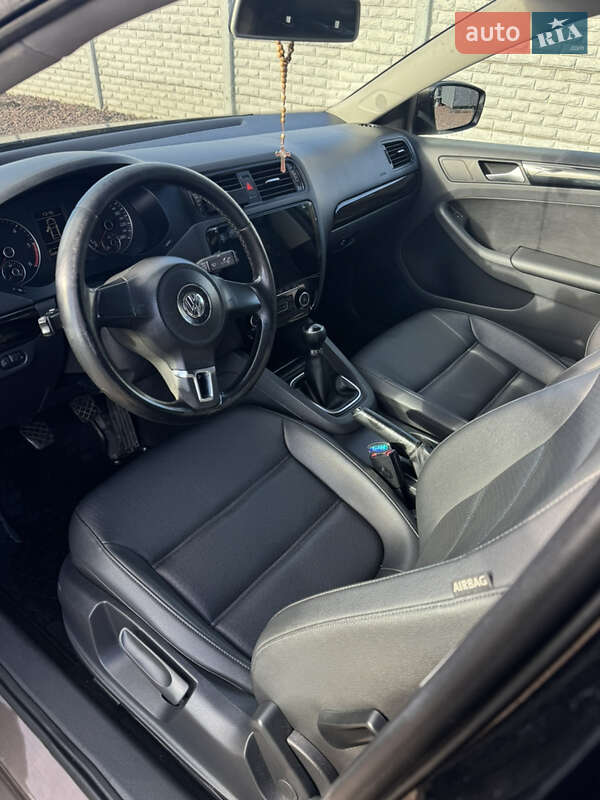Седан Volkswagen Jetta 2011 в Бучаче