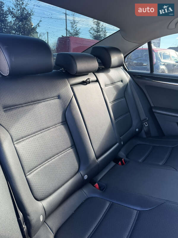 Седан Volkswagen Jetta 2011 в Бучаче