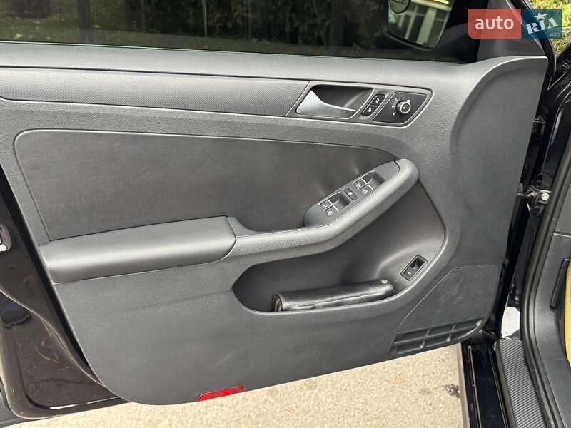 Седан Volkswagen Jetta 2012 в Днепре