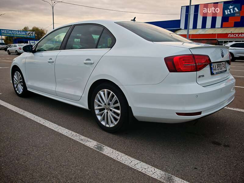 Седан Volkswagen Jetta 2016 в Киеве