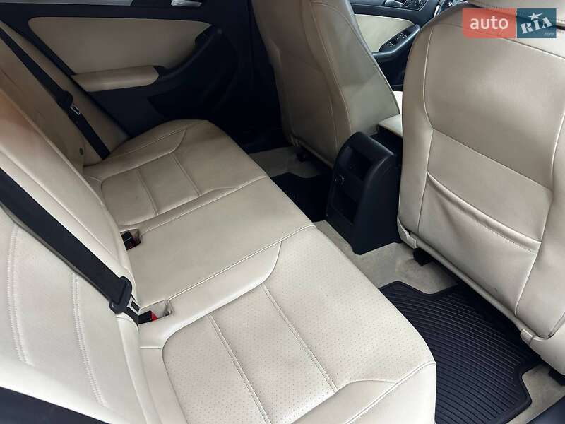 Седан Volkswagen Jetta 2014 в Чернівцях